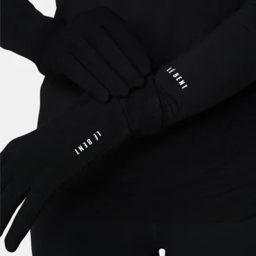 Gloves_AG8013_001_LeBent_Model_Crop_Web_1